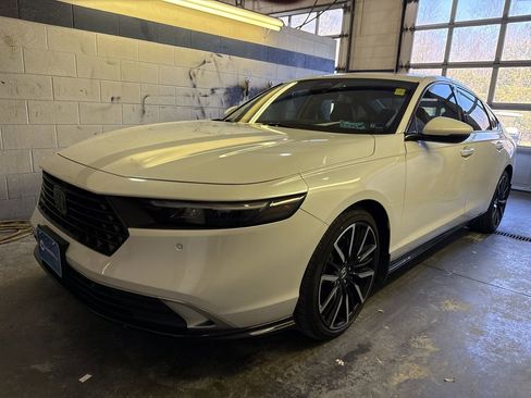 Used 2023 Honda Accord Touring image 2