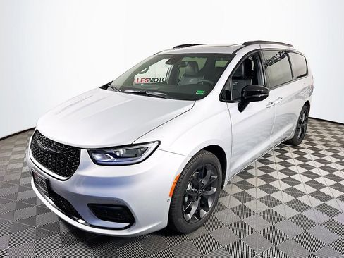 New 2026 Chrysler Pacifica Limited w/ S Appearance Package FWD image 3