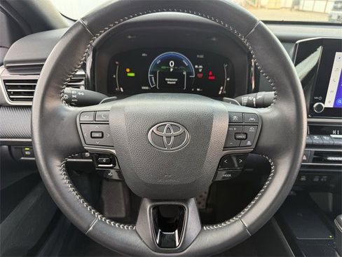 Used 2025 Toyota Camry SE image 12