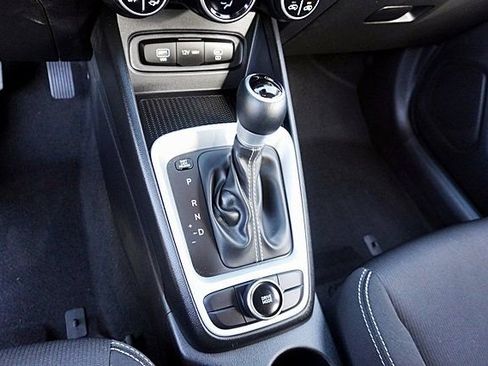 Certified 2025 Hyundai Venue SEL FWD image 31