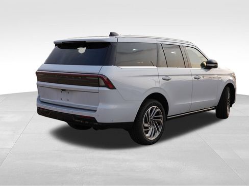 Used 2025 Lincoln Navigator Reserve AWD/4WD image 3