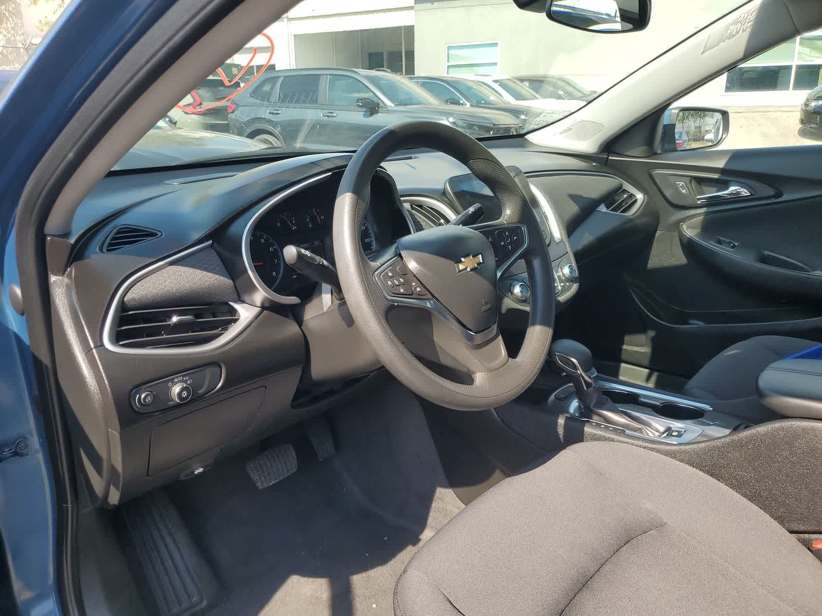 Used 2025 Chevrolet Malibu LT FWD image 2