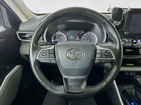 Used 2023 Toyota Highlander XLE image 11