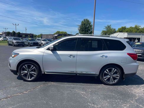 Used 2017 Nissan Pathfinder Platinum w/ Family Entertainment Package AWD/4WD image 4