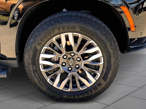 Certified 2025 Chevrolet Suburban Z71 image 11