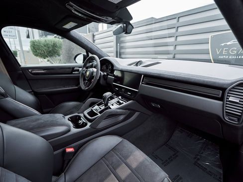 Used 2022 Porsche Cayenne Turbo GT image 40