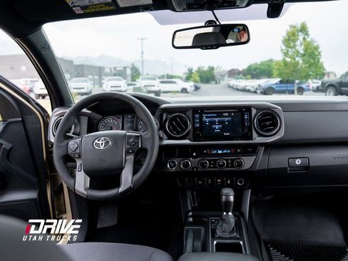 Used 2016 Toyota Tacoma TRD Off-Road w/ Premium & Technology Package image 27