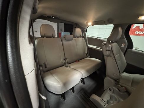 Used 2020 Toyota Sienna XLE Premium FWD image 16