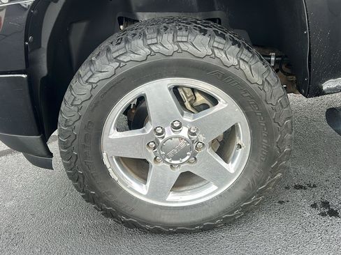 Used 2011 GMC Sierra 2500 Denali w/ Suspension Package, Off-Road AWD/4WD image 9