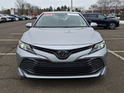 Used 2019 Toyota Camry LE image 2
