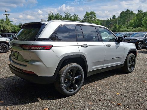 New 2025 Jeep Grand Cherokee Limited w/ Black Appearance Package image 4