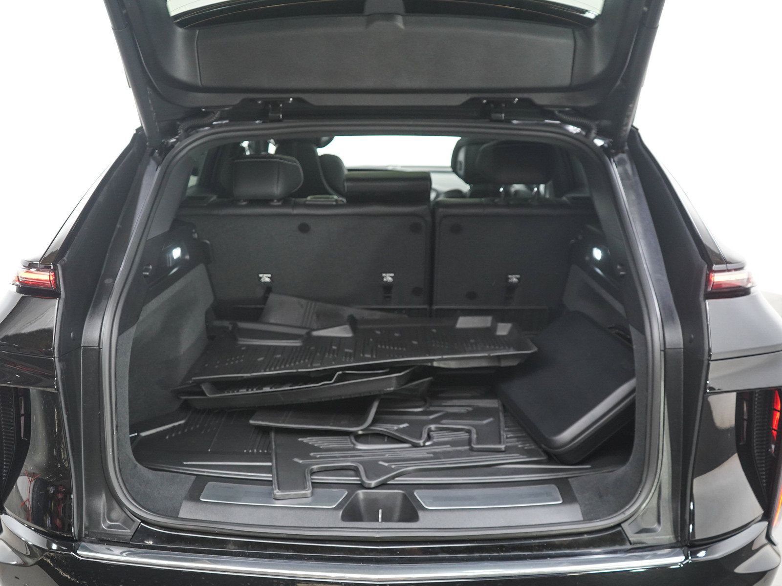 Used 2025 Cadillac Lyriq Luxury w/ LPO, Floor Liner Package AWD/4WD image 16