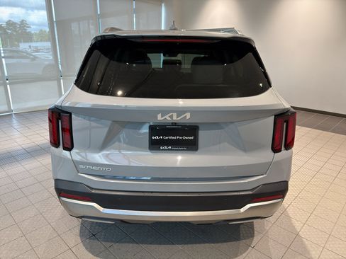 Used 2025 Kia Sorento S w/ Panoramic Sunroof Package FWD image 4