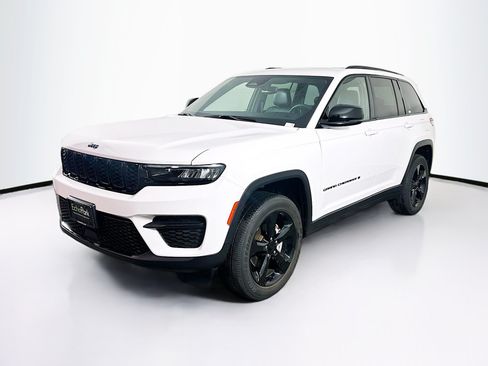 Used 2023 Jeep Grand Cherokee Altitude AWD/4WD image 3