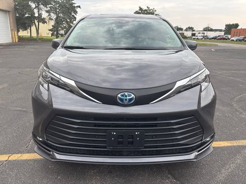Used 2025 Toyota Sienna XLE AWD/4WD image 8
