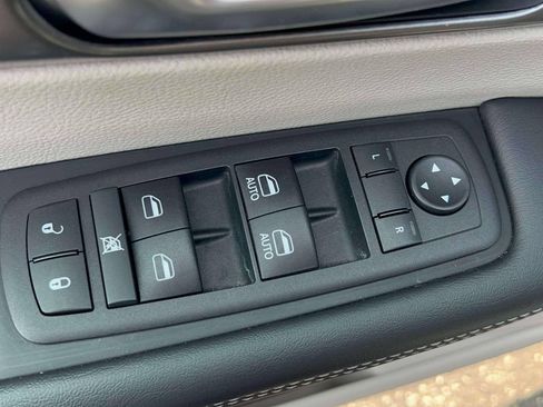 Used 2024 Chrysler Pacifica Limited FWD image 19