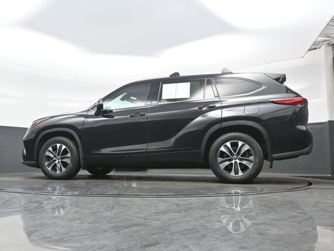 Used 2022 Toyota Highlander XLE image 29