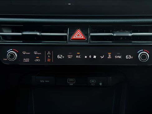 Certified 2024 Kia Niro Wind FWD image 24