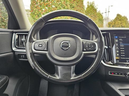Used 2020 Volvo S60 T5 Momentum image 18