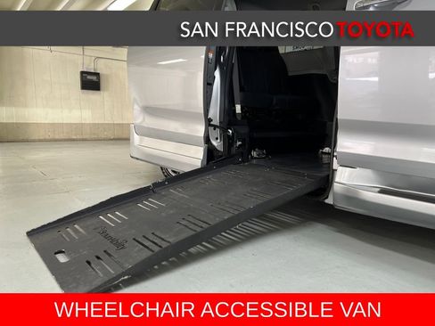 Used 2017 Toyota Sienna SE image 3