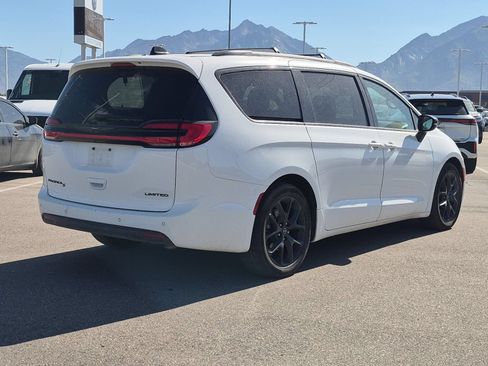 Used 2025 Chrysler Pacifica Limited FWD image 3