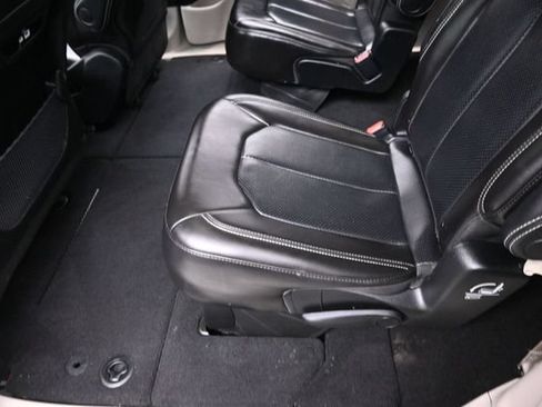 Used 2023 Chrysler Pacifica Touring-L FWD image 22