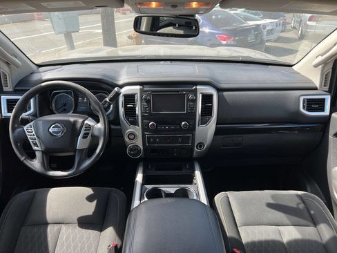 Used 2017 Nissan Titan SV image 15
