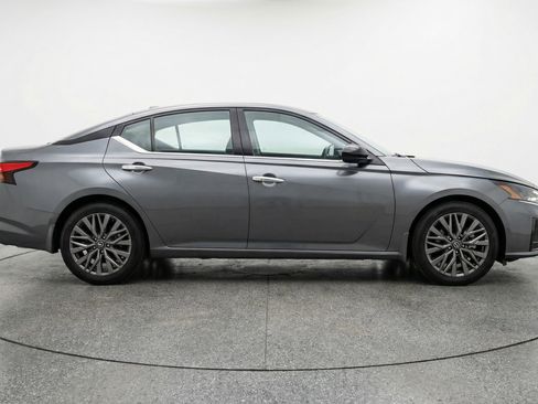 Used 2025 Nissan Altima 2.5 SV FWD image 11