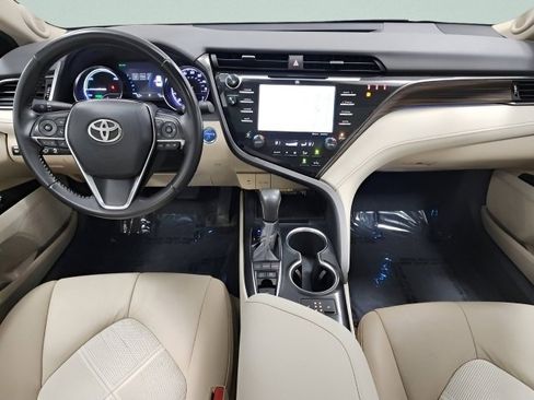 Used 2019 Toyota Camry SE image 2