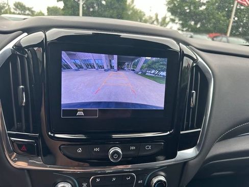 Used 2023 Chevrolet Traverse LT FWD image 17