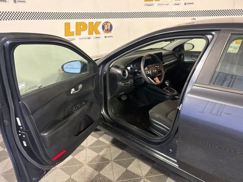 Used 2019 Kia Forte LXS FWD image 9