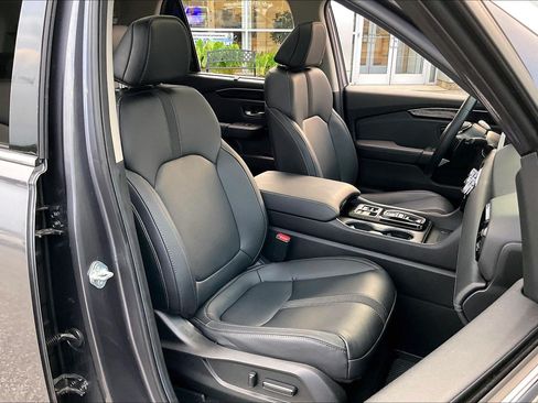 Used 2025 Honda Pilot Touring image 7