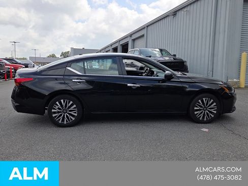 Used 2025 Nissan Altima 2.5 SV FWD image 12