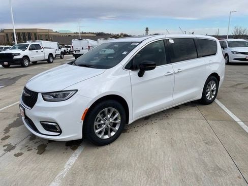 New 2026 Chrysler Pacifica Limited w/ Uconnect Theater Family Group FWD image 1