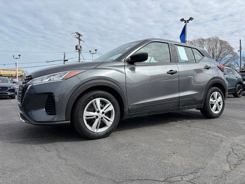 Used 2024 Nissan Kicks S image 3