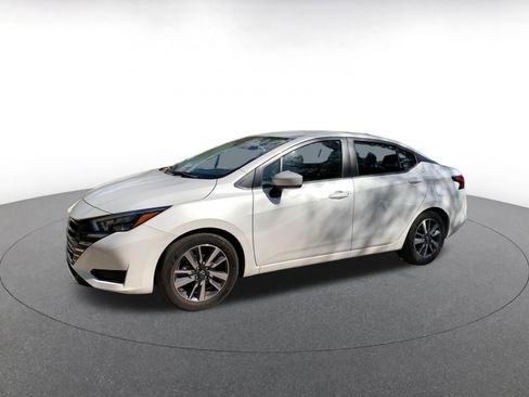 Used 2025 Nissan Versa SV image 4