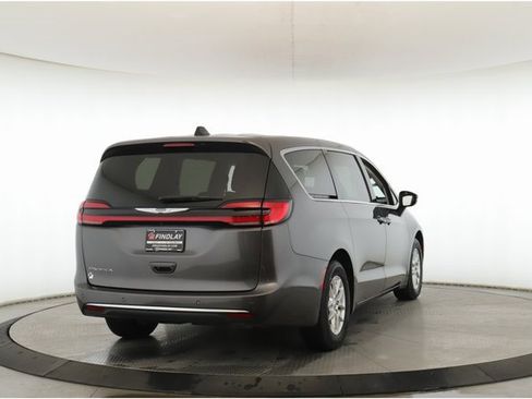 Used 2023 Chrysler Pacifica Touring-L image 7
