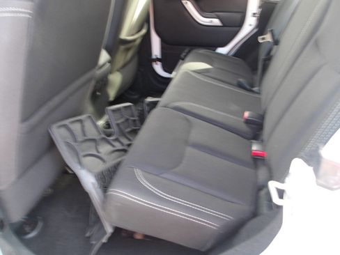 Used 2018 Jeep Wrangler Unlimited Rubicon w/ Cold Weather Group image 8