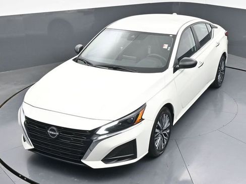Used 2025 Nissan Altima 2.5 SV FWD image 39
