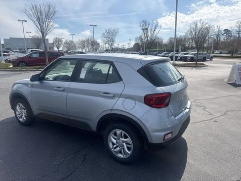 Used 2022 Hyundai Venue SE image 6