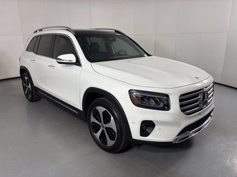 Used 2025 Mercedes-Benz GLB 250 4MATIC image 2