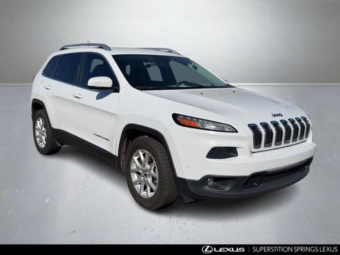 Used 2018 Jeep Cherokee Latitude Plus w/ Comfort/Convenience Group image 2