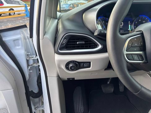 Used 2024 Chrysler Pacifica Touring-L image 18