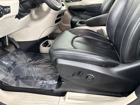 Certified 2024 Chrysler Pacifica Touring-L FWD image 17