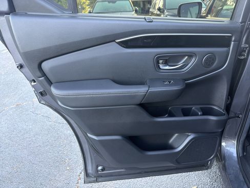 Used 2025 Honda Pilot Touring image 19