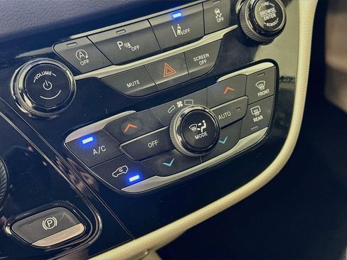 Used 2024 Chrysler Pacifica Touring-L FWD image 23