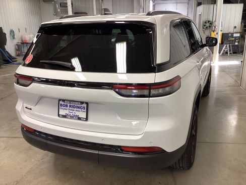 Used 2024 Jeep Grand Cherokee Altitude image 7