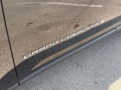 New 2025 Jeep Grand Cherokee L Laredo image 30