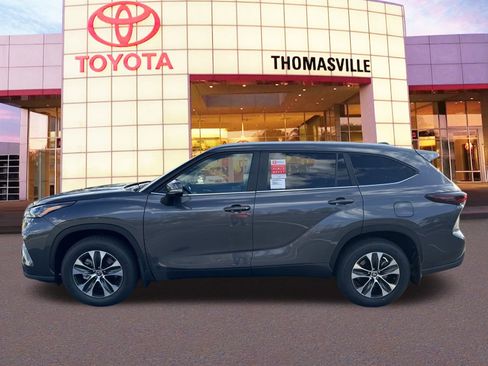 New 2025 Toyota Highlander FWD image 8