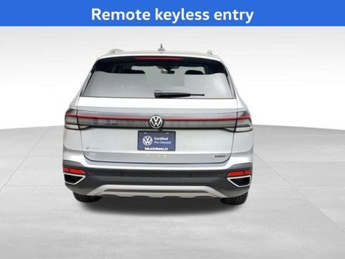 Certified 2025 Volkswagen Taos SE image 4
